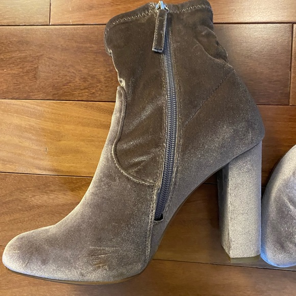 4” lavender velvet boot heals - Picture 6 of 8